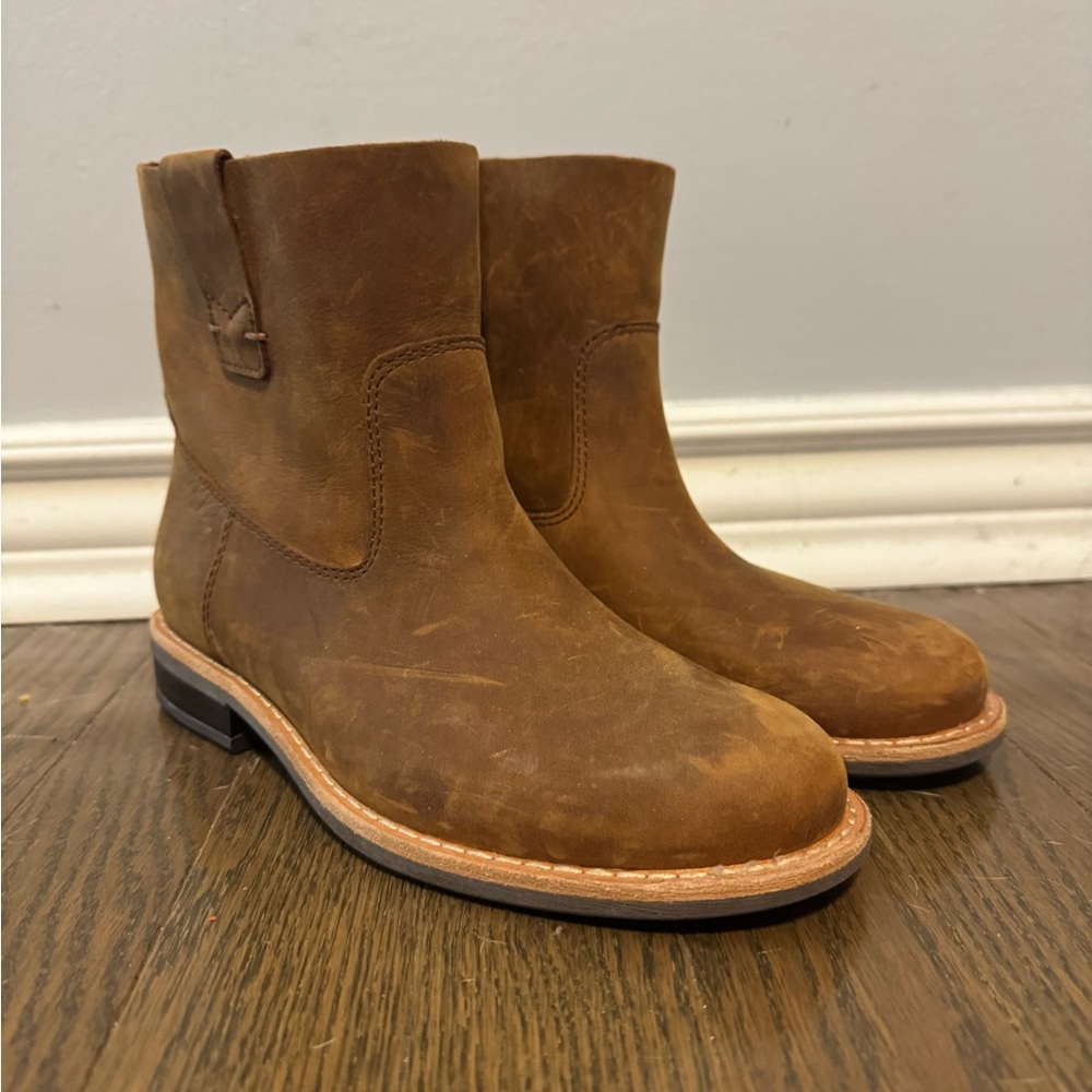 NWOT Women’s Roots Leather Boots!